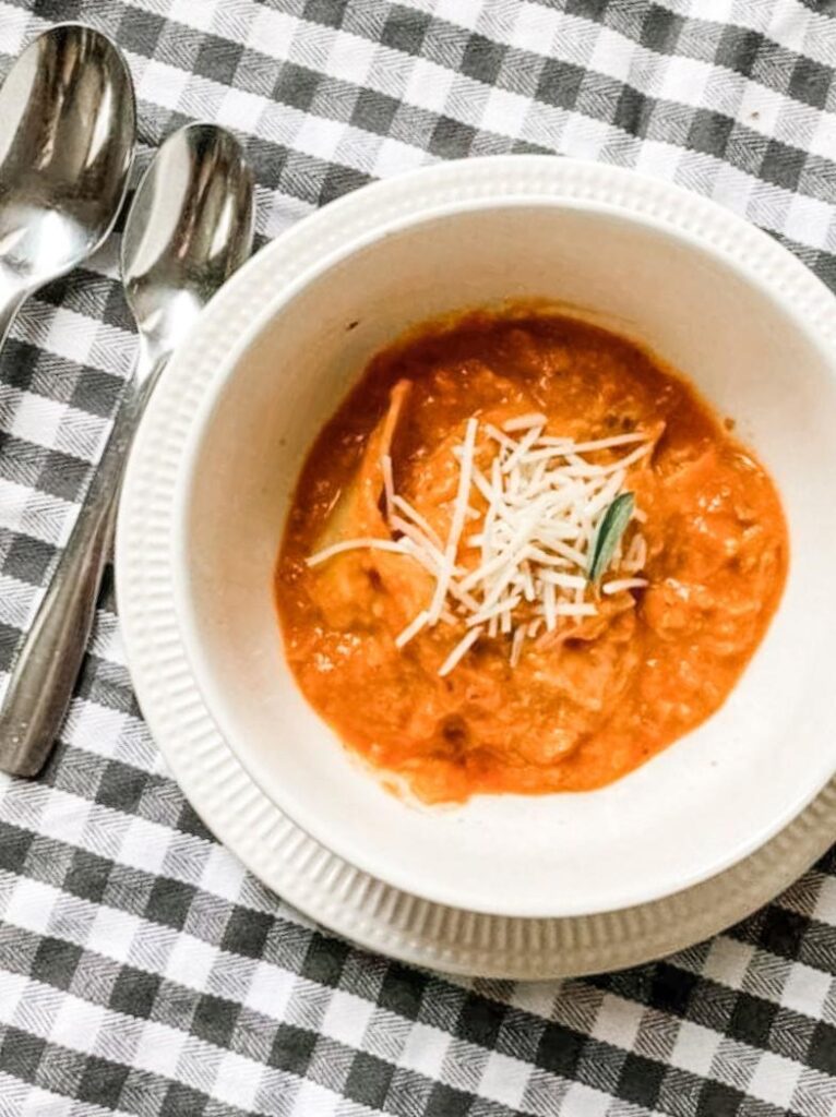 This delicious lasagna soup tastes just like the classic comfort food, but in soup form! | Pass Your Plates